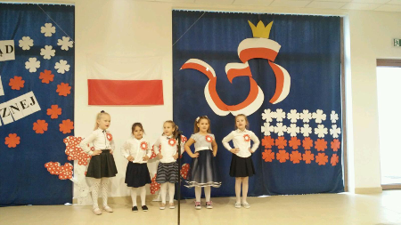 Uczennice z oddziału przedszkolnego w Przeglądzie Piosenki Patriotycznej
